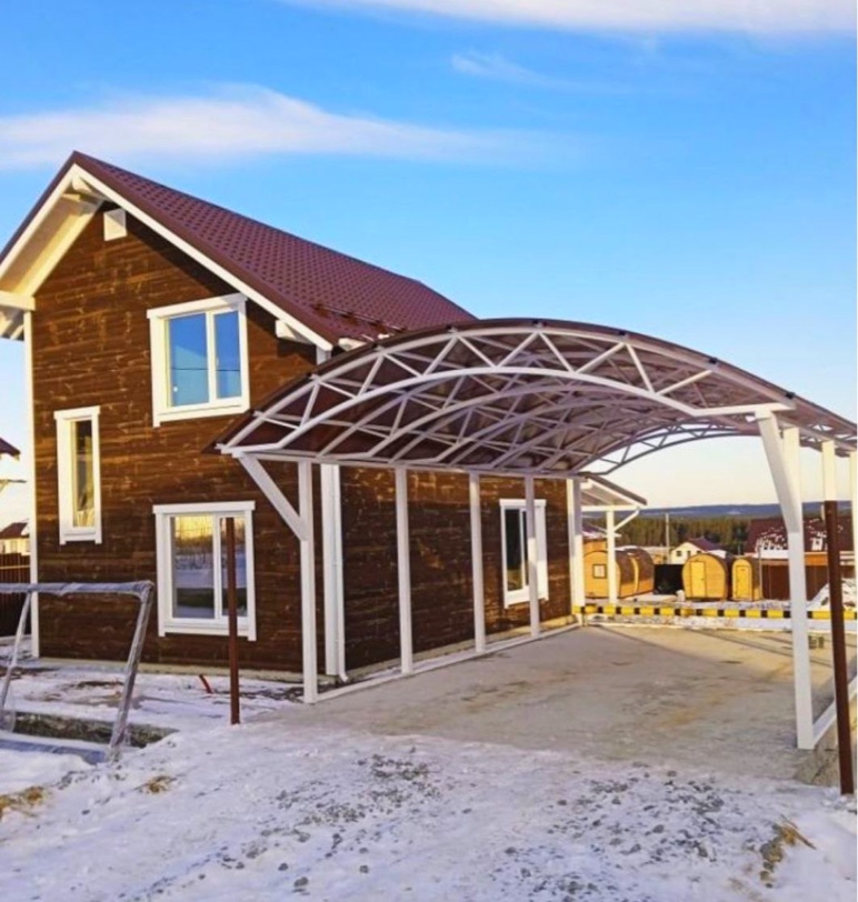 Арочный автонавес из темного поликарбоната (белые столбы) Полузакрытый навес с крышей из поликарбоната