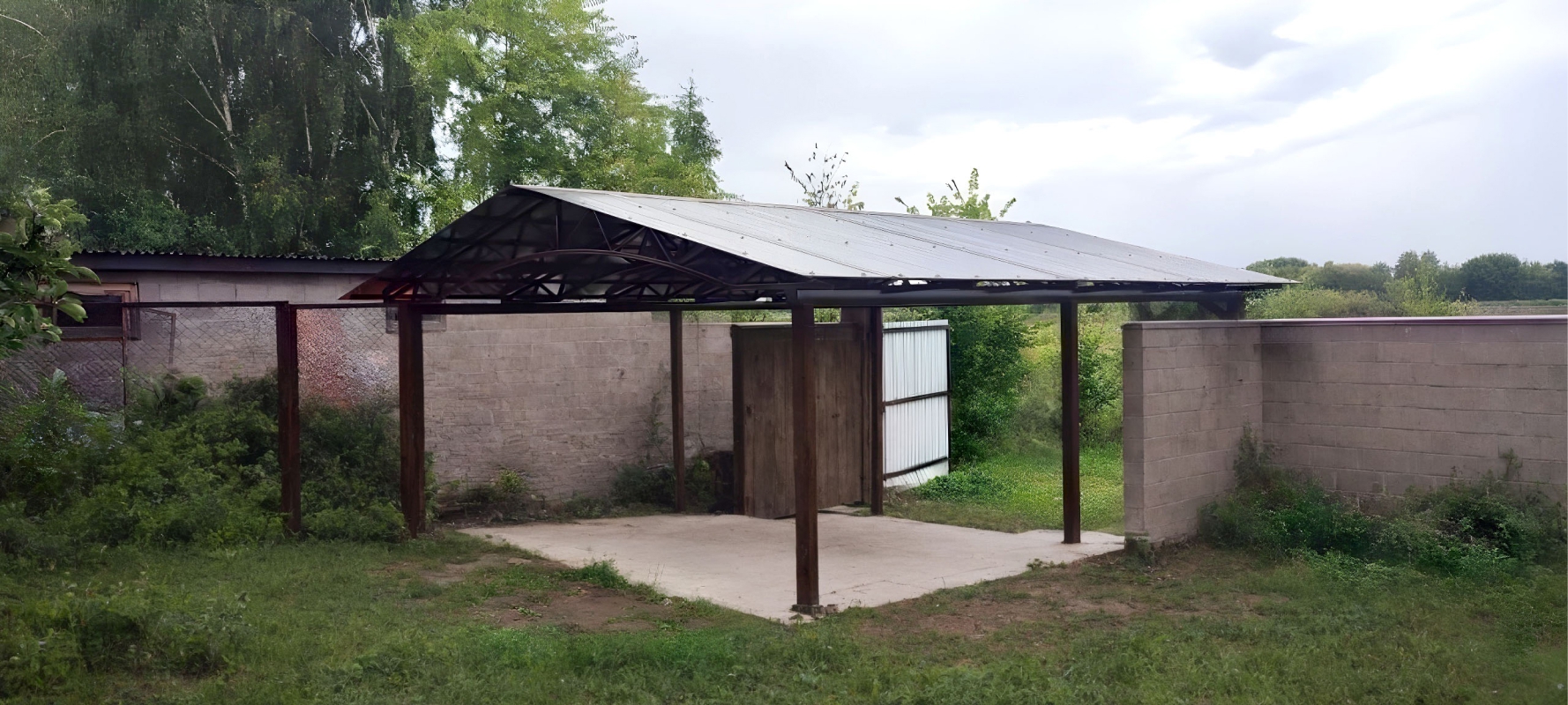 Навес-беседка в парке с сотовым поликарбонатом