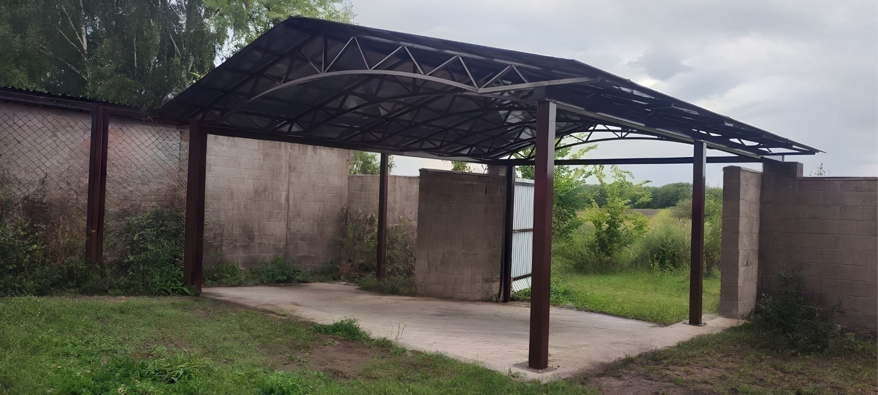 Закрытый автонавес с односкатной крышей из поликарбоната