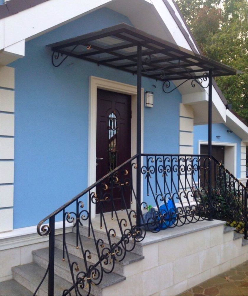 Односкатный навес над крыльцом из поликарбоната Полузакрытый навес с крышей из поликарбоната