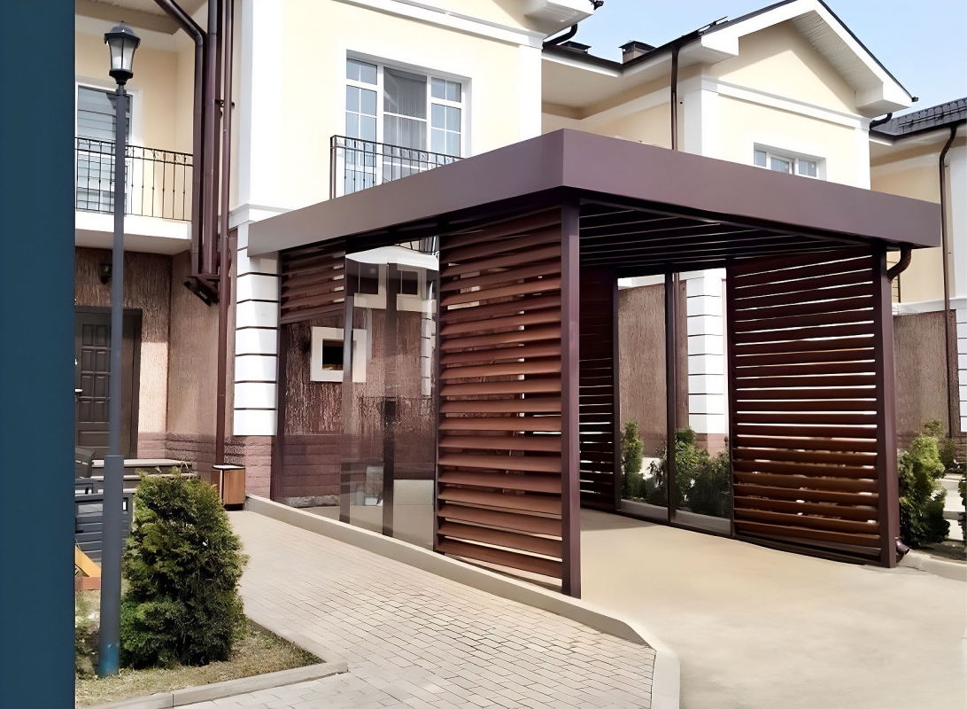 Односкатный автонавес из поликарбоната в стиле хай-тек для автомобиля с закрытыми боковинами